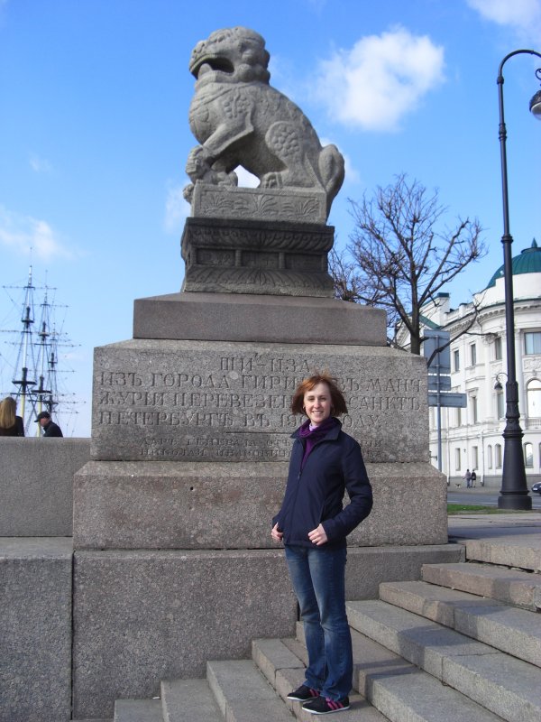 В 1907 году на Петровской набережной установили гранитные скульптуры "ши-цза" (мифологические львы-лягушки). В 1901-1903 годах набережную одели в гранит, оформили спуск к Неве, который и украсили этими статуями.