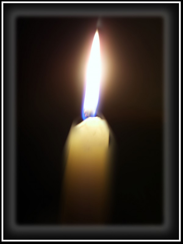 свеча в темноте