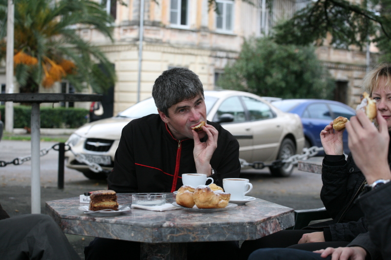 Последний день в Абхазии - пьем кофе, кушаем эклеры, дурачимся.