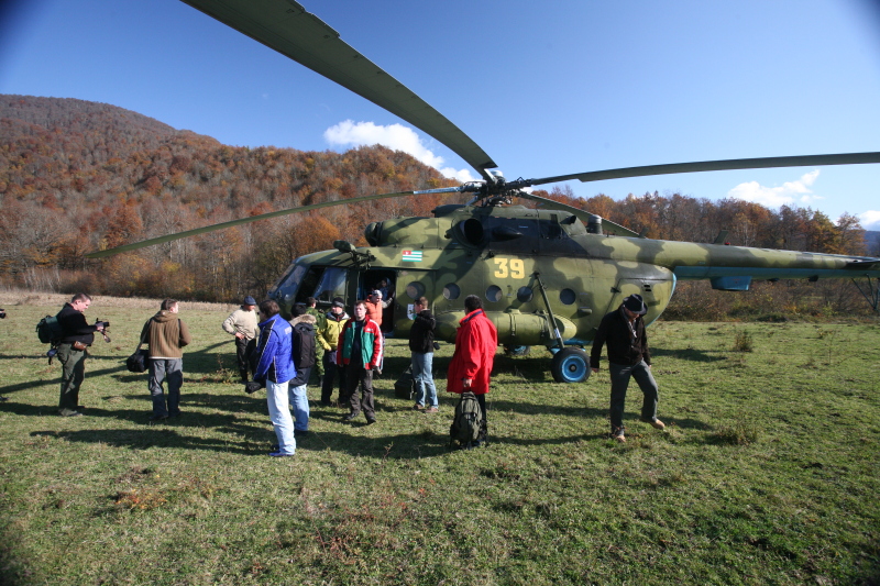Абхазия, горное село Псху - у вертолета