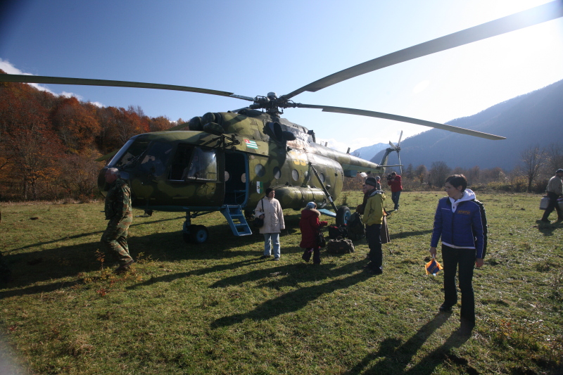 Абхазия, горное село Псху - у вертолета