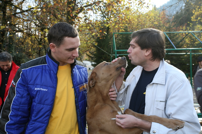 Александр Добин и собака на озере Рица