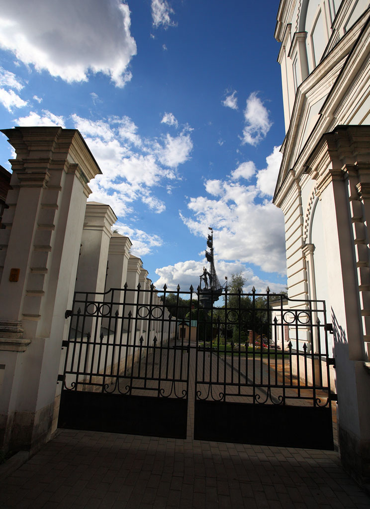 Вид на памятник Петру Первому через ворота Храма Святителя Николая в Голутвине