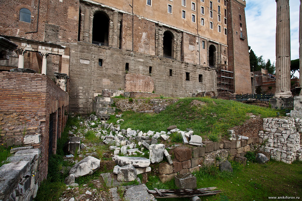 Остатки храма Веспасиана
