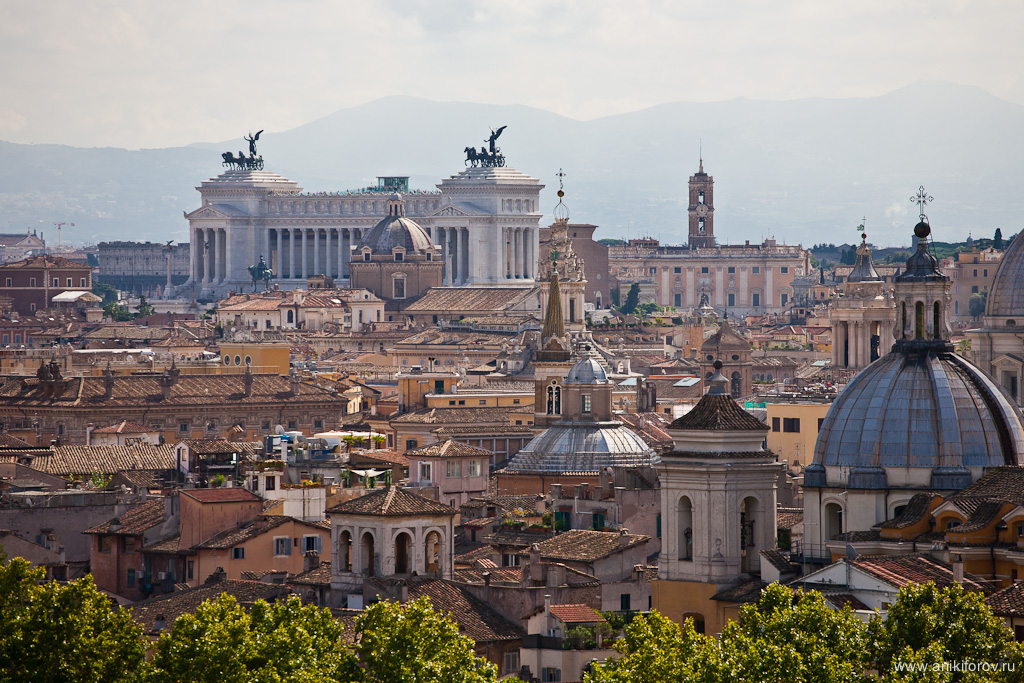 Рим, виден Алтарь Отечества на площади Венеции