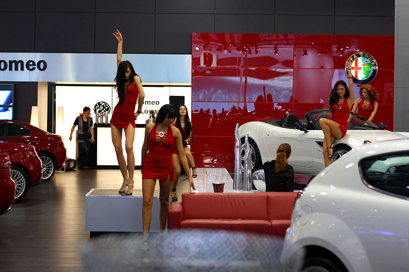 Девушки со стенда Alfa Romeo