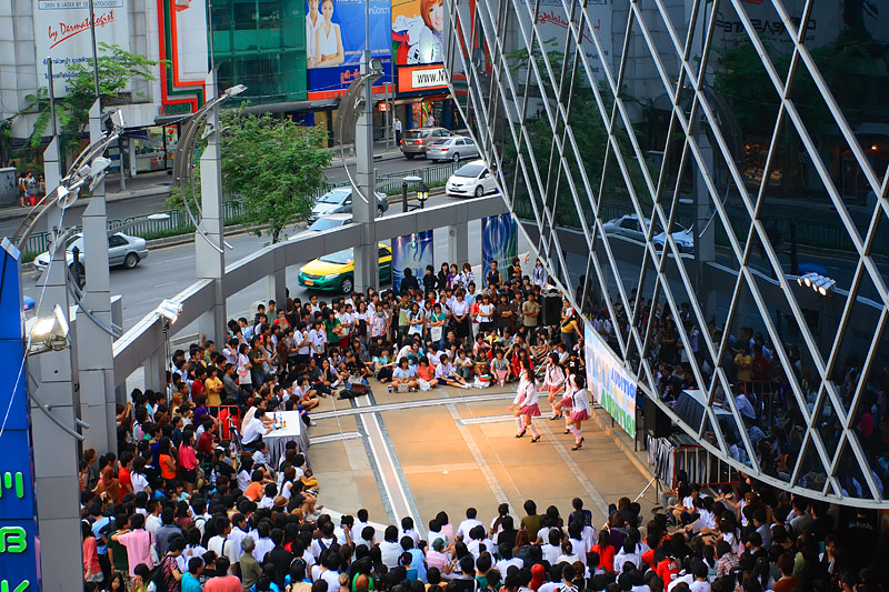 Танцы у торгового центра BMK в Бангкоке