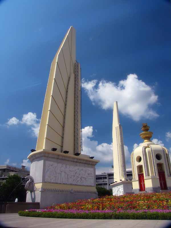 Монумент Демократии в Бангкоке - Анусавари Прачатипатай, памятник в центре Бангкока, Таиланд