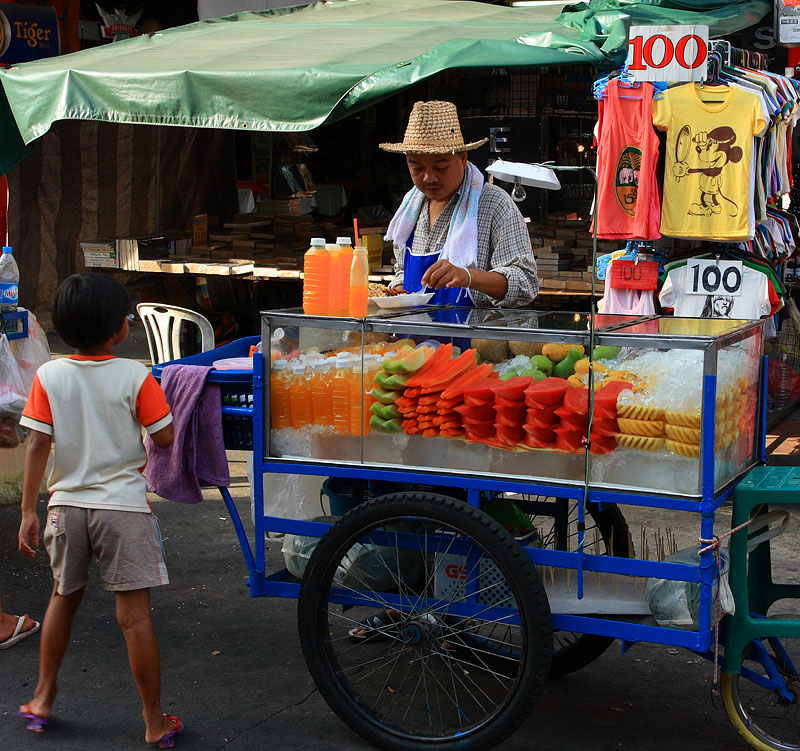 Продавец фруктов в Бангкоке