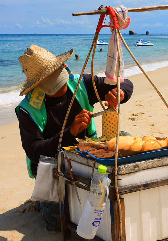 Продавец фруктов на пляже