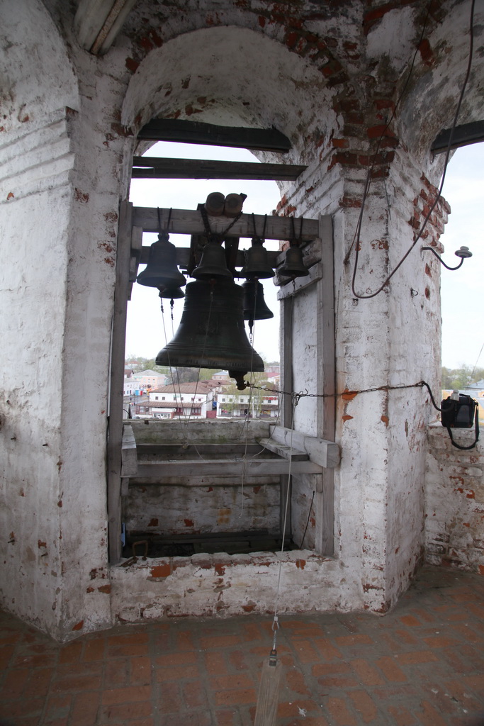 колокольня большая, а звонницу вмонтировали в один пролет