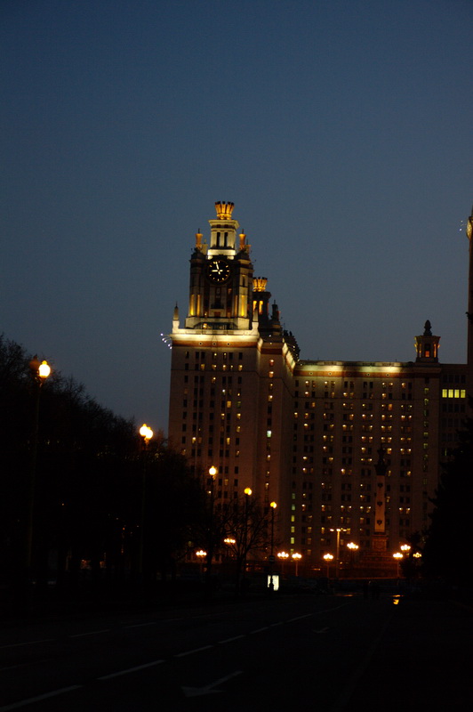Здание МГУ ночью