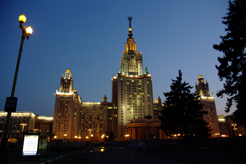 Здание МГУ ночью