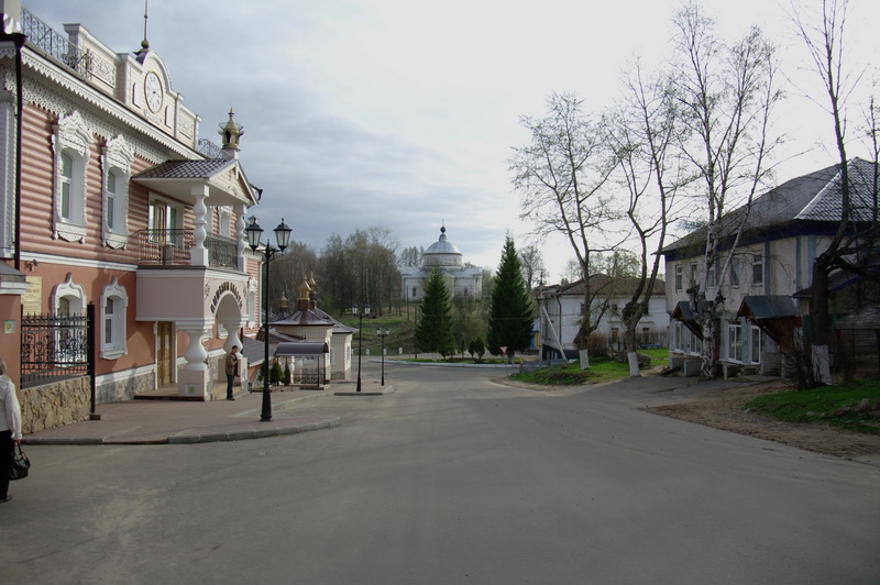 улица с видом на храм
