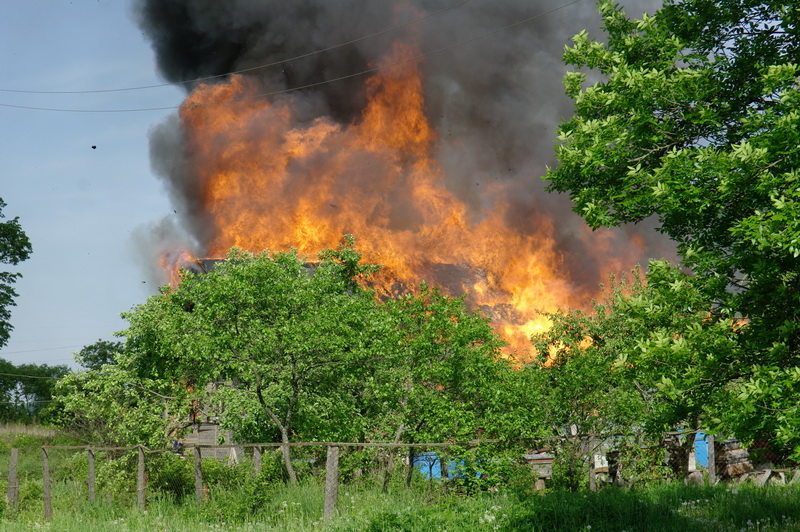 По дороге в Углич увидели пожар в селе Никульском