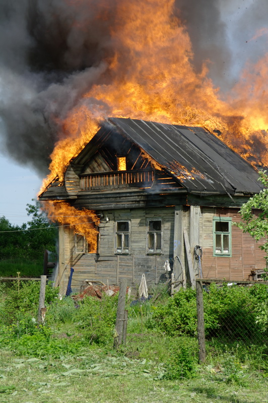 По дороге в Углич увидели пожар в селе Никульском