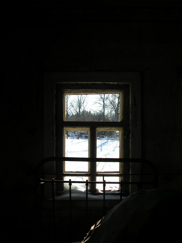 кровать у окна