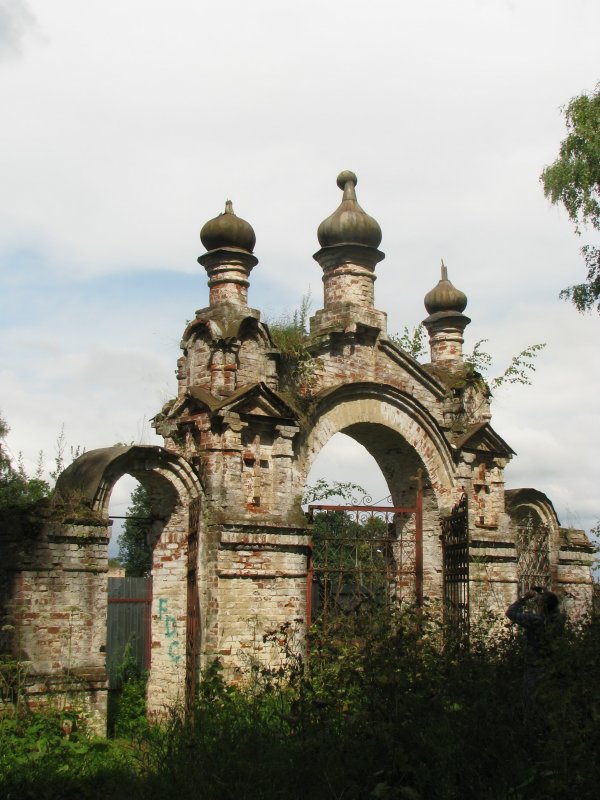 Входная арка заброшенного храма