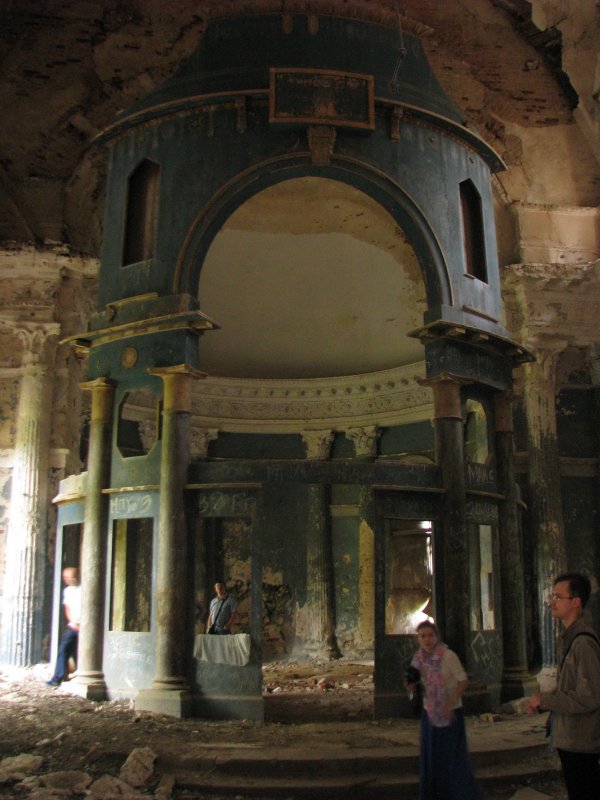 Внутри заброшенного храма