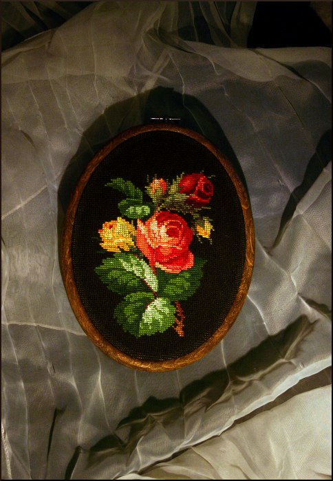 Винтажные розы: красные и жёлтые в медальоне