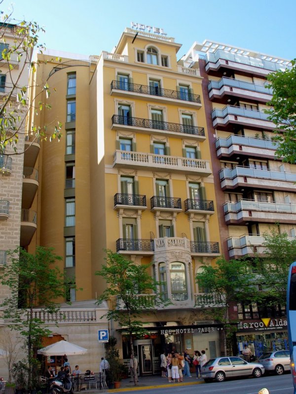 Наша скромная гостиница- зато в центре Барселоны!