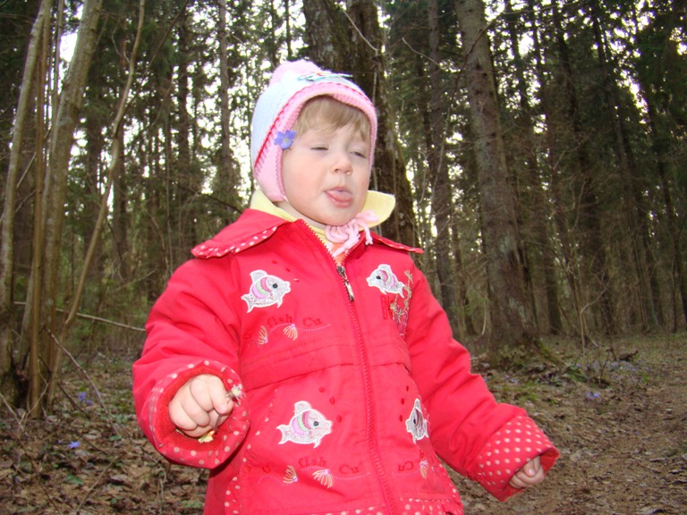 арина первый раз в лесу-пробует на вкус подснежники