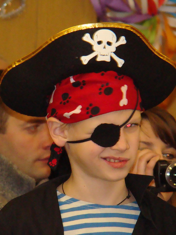 у старого пирата один глаз- зато како-оЙ!!
