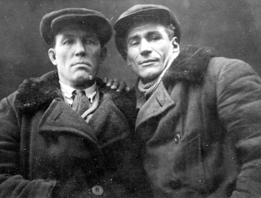 Сухов Петр Вас. (справа) с корешем 1940 г.