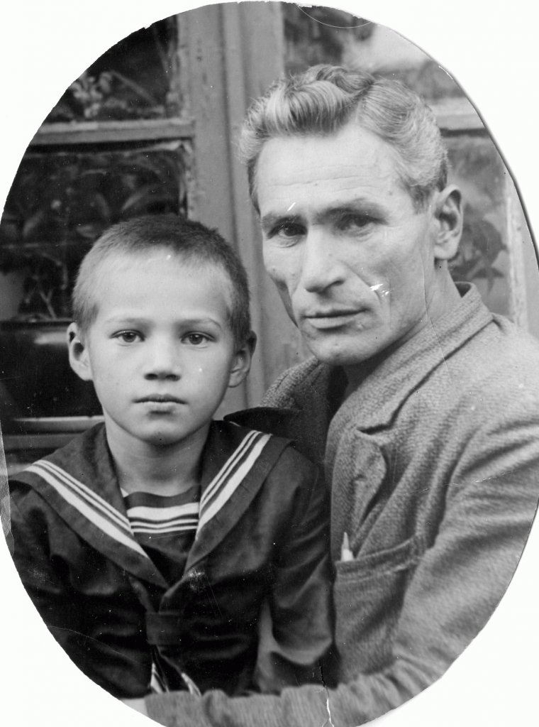1940 Сухов Петр Вас с дочерью Юлией (мои дед и мать)