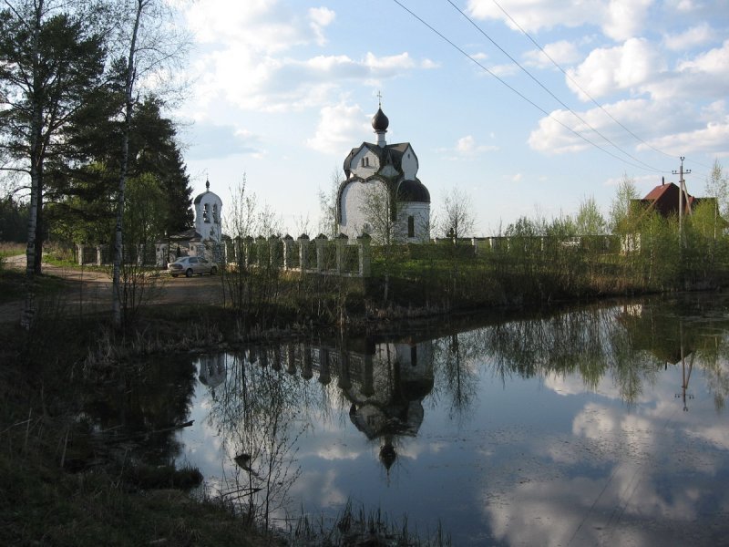 Церковь на берегу пруда