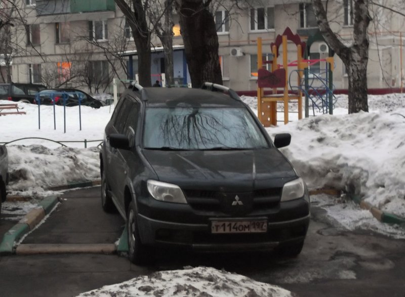 Через пешеходную дорожку - вот для чего русским нужны СУВы