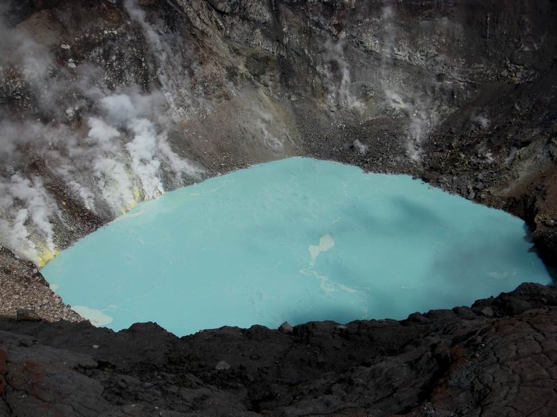 Серное озеро на вулкане Горелом