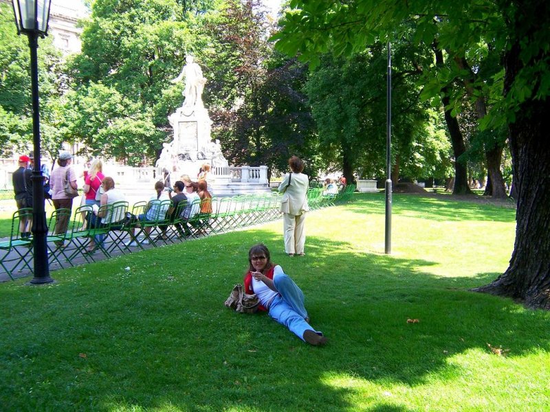 отдохнуть на зеленой травке в Вене