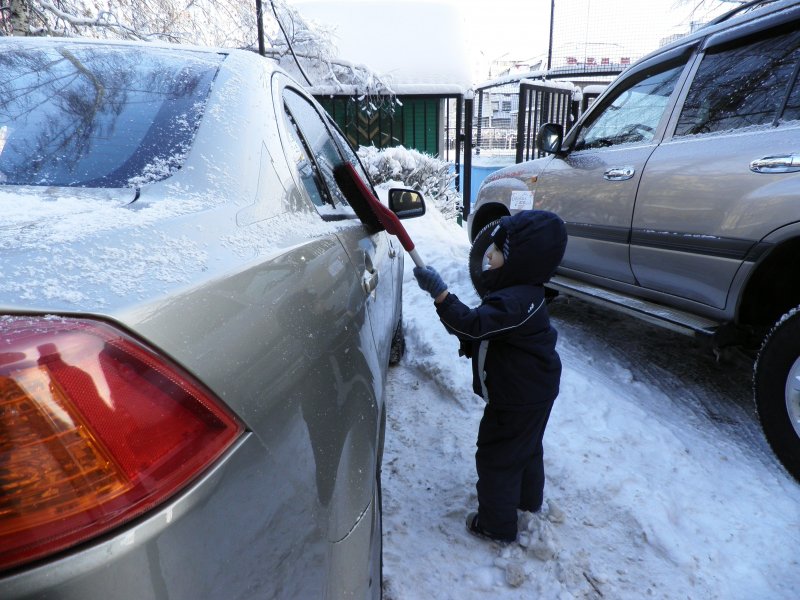 чищу машину от снега