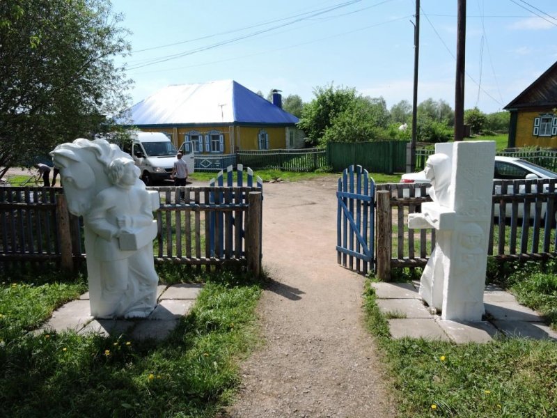 Памятник у входа к роднику. Нарспи и Сетнер