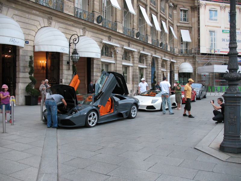 Lamborghini на улицах Парижа