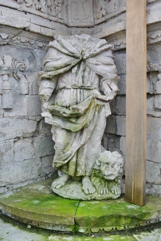Во внутренних углах цокольной части находятся четыре скульптуры евангелистов: Марка, Луки, Иоанна и Матфея