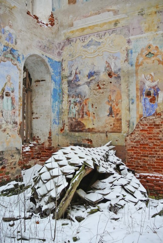 На полу рухнувший центральный купол Христорождественской церкви