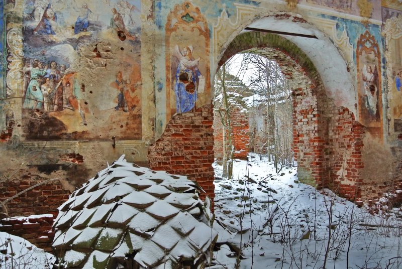 Росписи внутренних стен и рухнувший купол Христорождественской церкви