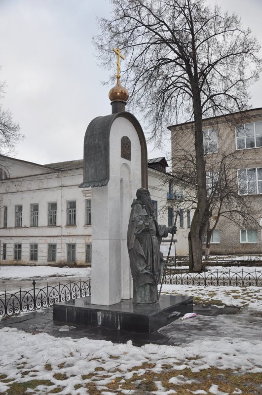 Памятник святому Макарию Калязинскому
