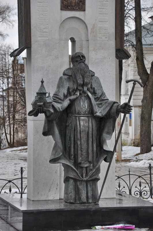 Памятник святому Макарию Калязинскому