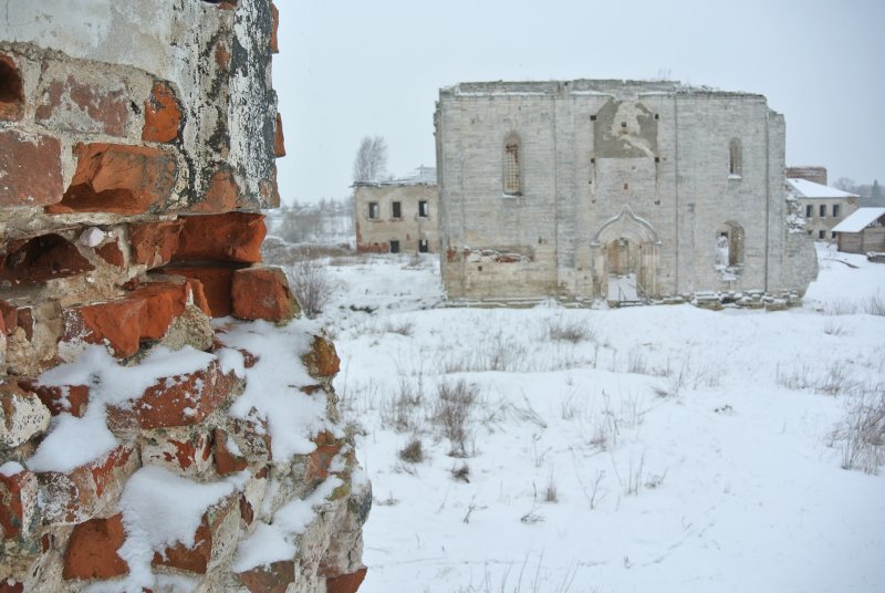 Стены Церкви Покрова Пресвятой Богородицы (1590-1594) и Никольский собор (1481-1493)