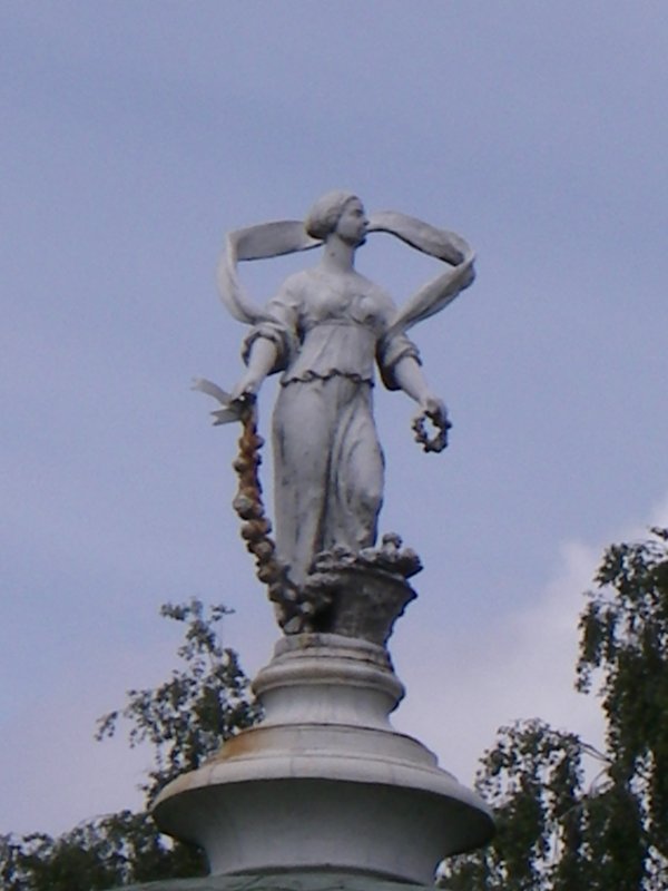 Колонна со статуей Минервы воздвигнута в честь посещения Екатериной Великой графа Шереметьева