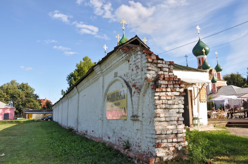 Фрагмент стены с хозяйственными постройками бывшего Богородице Сретенского монастыря