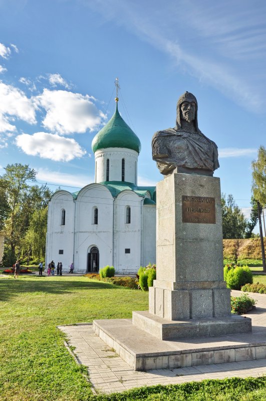 Памятник Александру Невскому ,1958г., Спасо-Преображенский собор, 1152-1157гг.