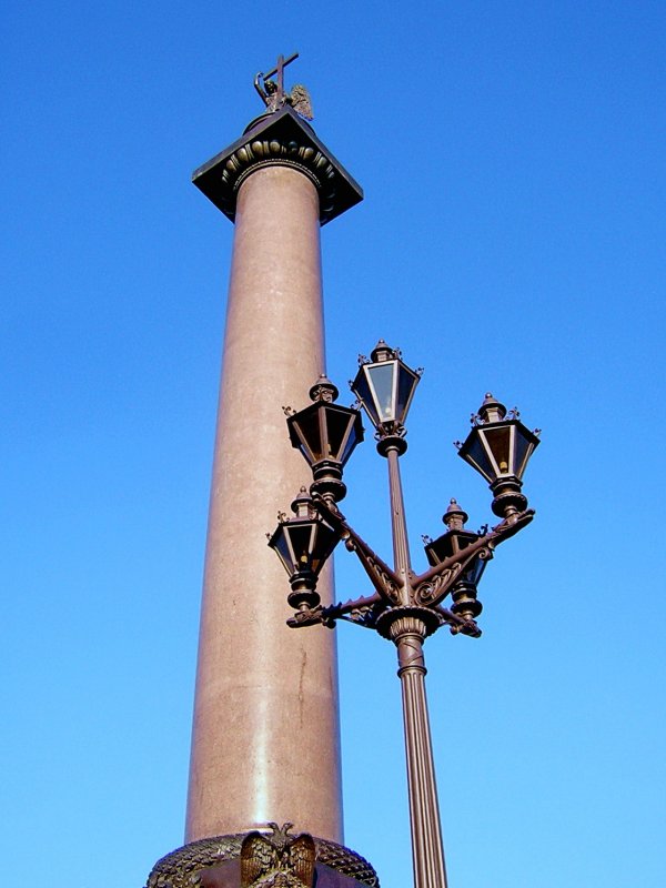 Александровская колонна была торжественно открыта 30 августа 1834. 1812 года. Колонну венчает фигура ангела, лику которого придано портретное сходство с императором Александром I.