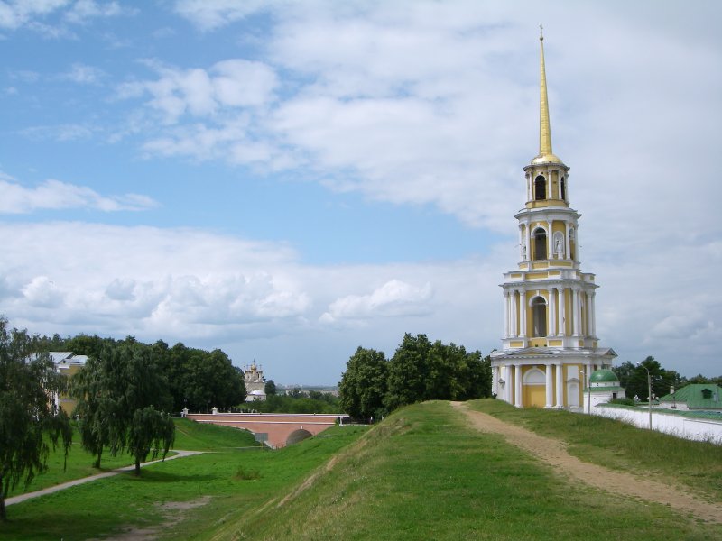 Оборонительный вал Рязанского Кремля; левее Глебовский мост; справа Соборная колокольня(1789-1840).