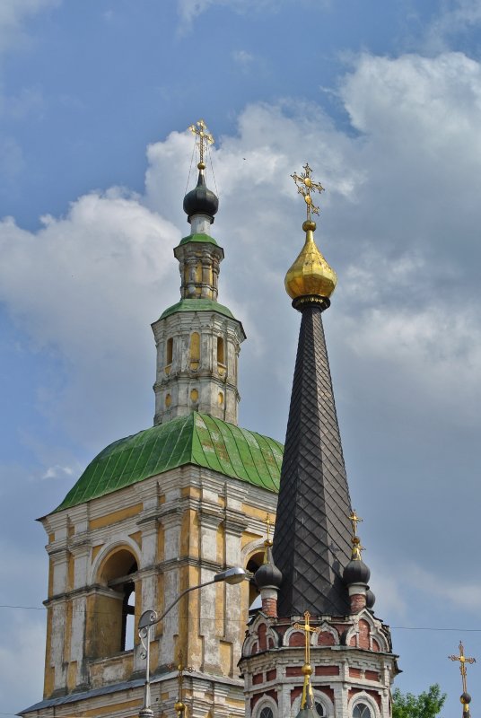 Купол колокольни Нижне-Никольской церкви и купол часовни Николая Чудотворца