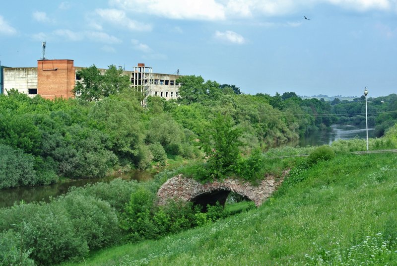 Сохранившаяся часть древнего каменного моста через р. Днепр, ведущего к Днепровским воротам
