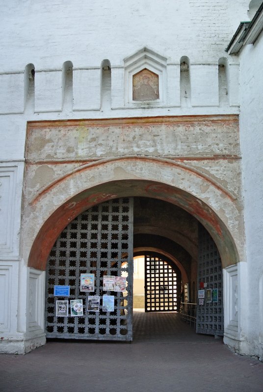 Святые ворота с Введенской церковью Спасо-Преображенского монастыря 